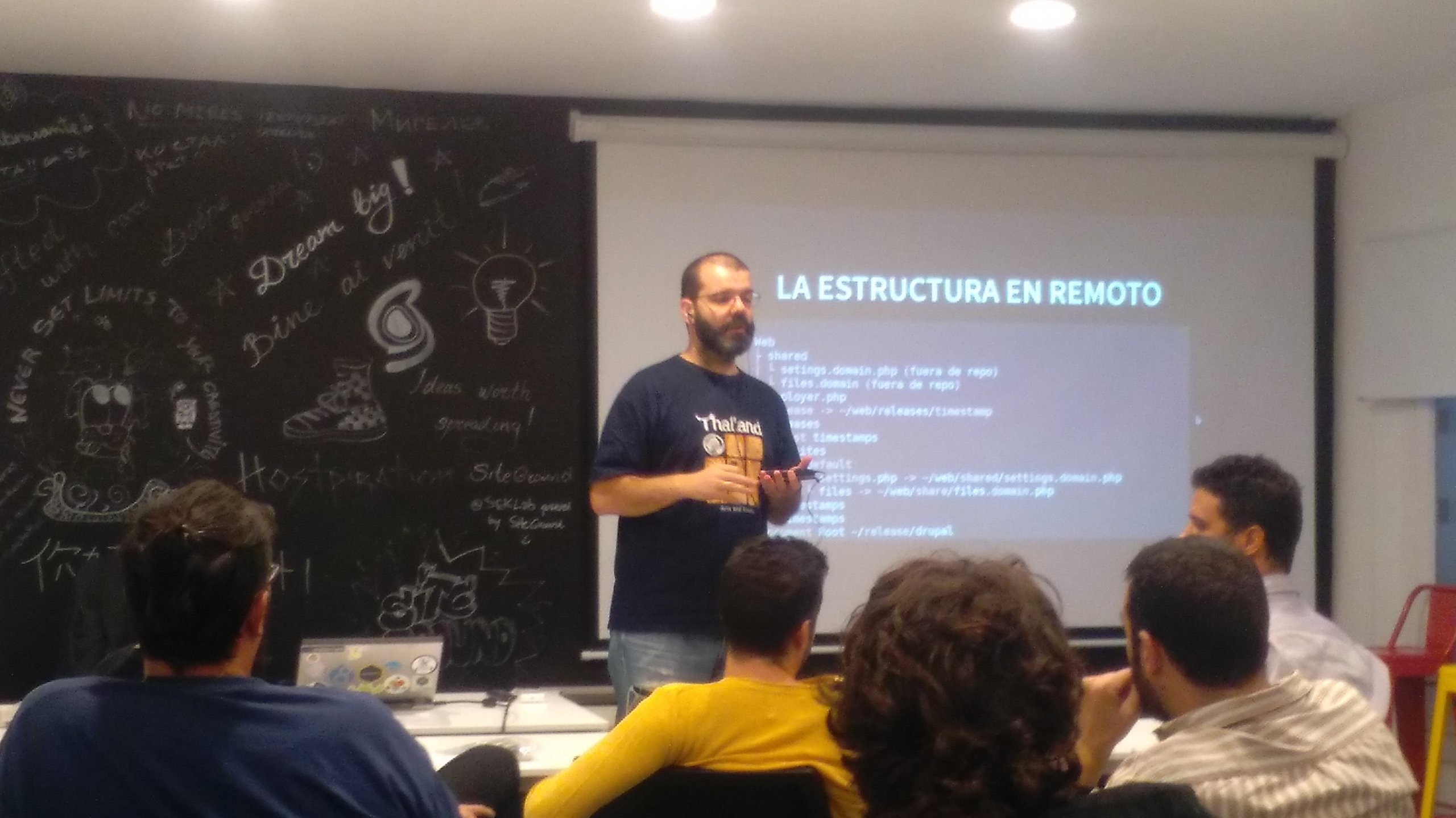 Oskar Calvo giving a lecture La Estructura En Remoto