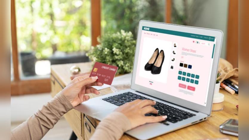 Photo woman shopping online on internet marketplace browsing for sale items for modern lifestyle and use credit card