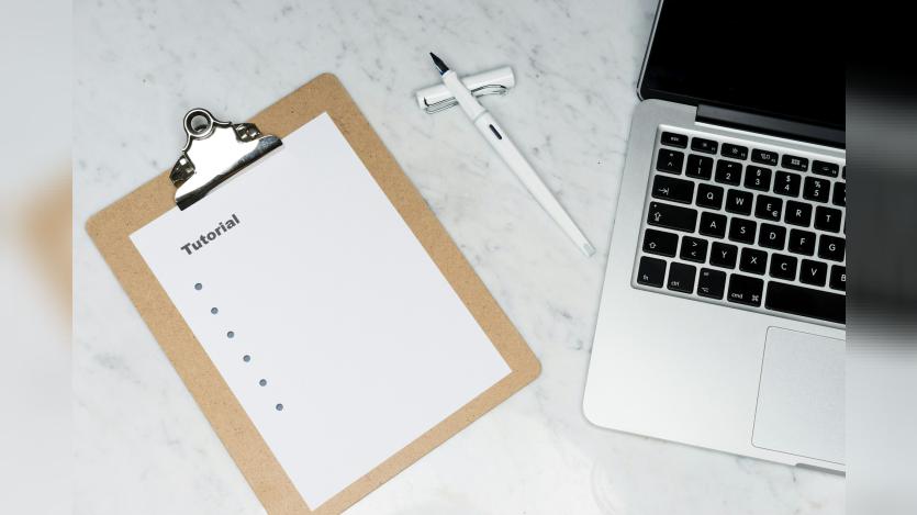 A cardboard with a sheet that says tutorial