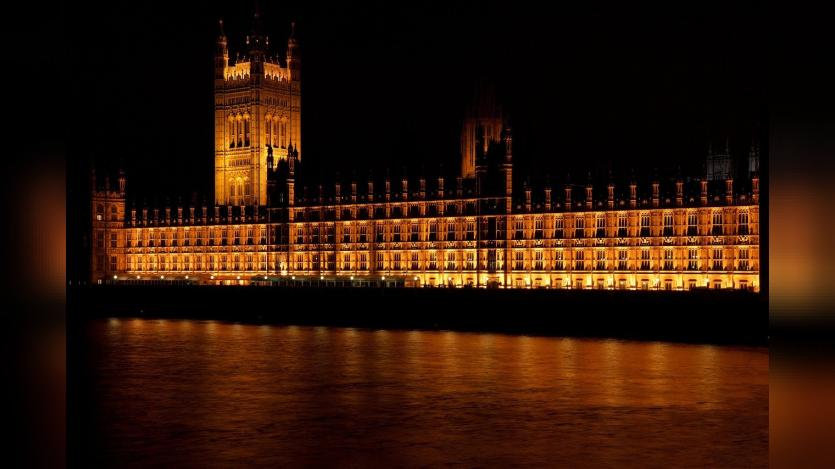 a night time view of the westminster palace