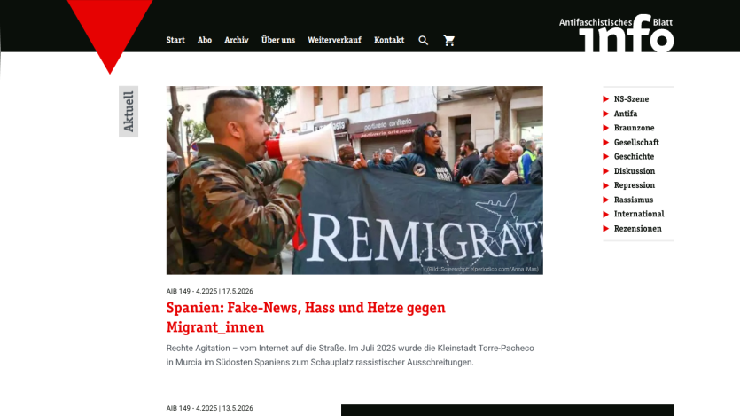 News article about protests against migrants in Spain, featuring a banner reading 'REMIGRANT'.