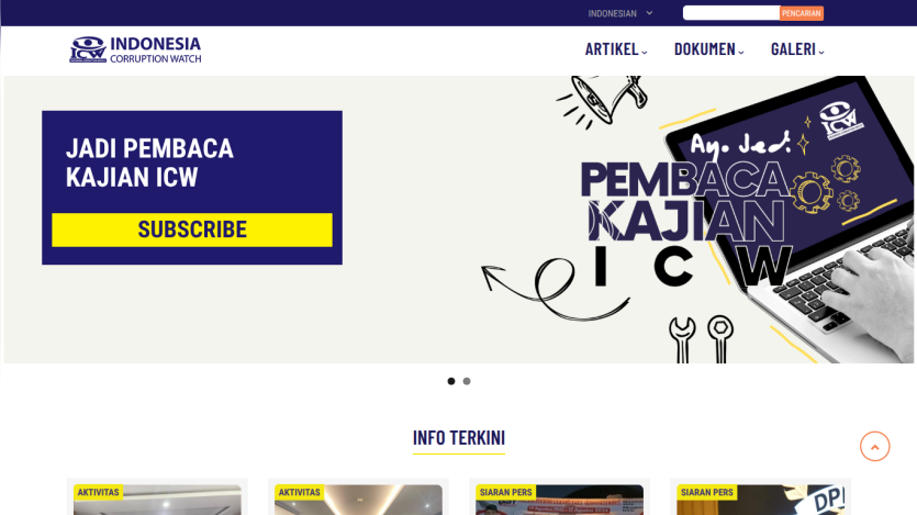Indonesia Corruption Watch homepage with subscription call to action and navigation menu in Indonesian