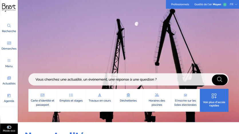 Search bar over construction crane background with navigation menu on left and top links in French