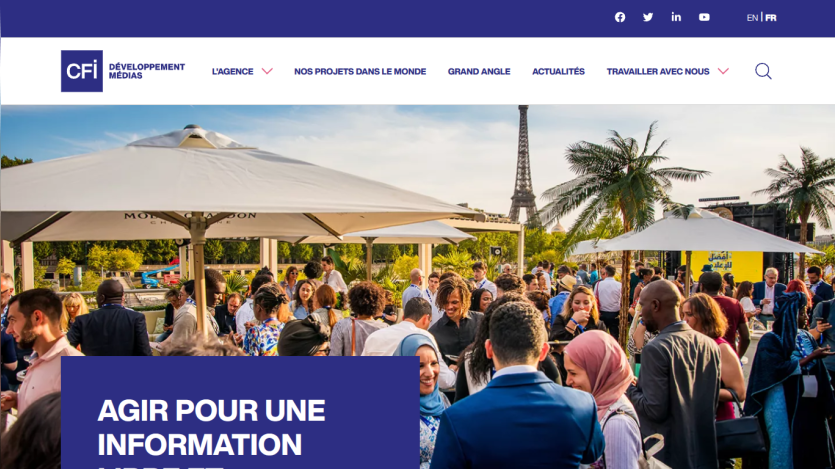 CFI Développement Médias website with a crowd scene and text 'Agir pour une information indépendante'