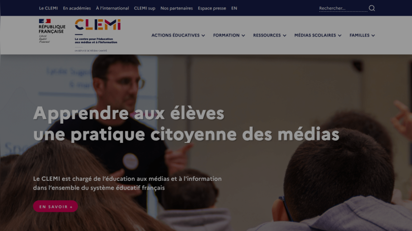 French education site CLEMI promoting media literacy with a teacher and students in a classroom