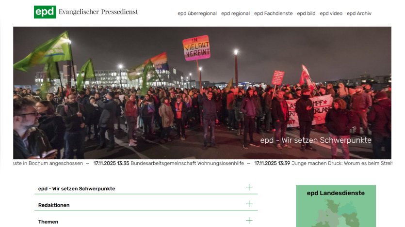 Evangelischer Pressedienst homepage with navigation links and a large hero image of a crowd holding flags and signs at night
