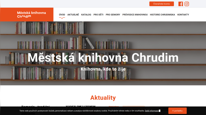 Homepage of Městská knihovna Chrudim library with navigation menu and bookshelf background