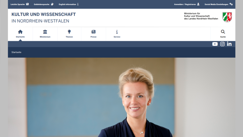 Homepage of the Ministry for Culture and Science of North Rhine-Westphalia with navigation and portrait of a smiling woman
