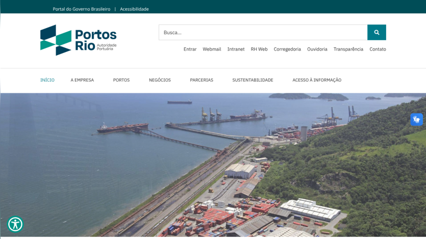 Portos Rio website with navigation menu, search bar, and hero image of ships docked at port with cityscape and mountains
