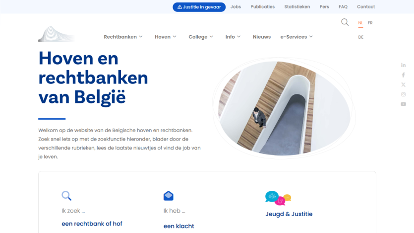 Homepage of Belgian courts with navigation menu, headline about courts, welcome text, and search options for courts, complaints, and youth justice.