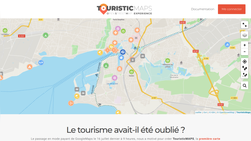 TouristicMaps website showing an interactive map with various tourist icons and a headline about tourism in French