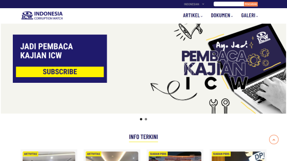 Indonesia Corruption Watch homepage with subscription call to action and navigation menu in Indonesian