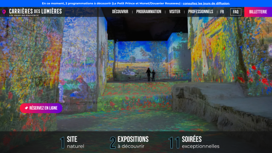 Carrières des Lumières website with colorful immersive art projections and navigation menu in French