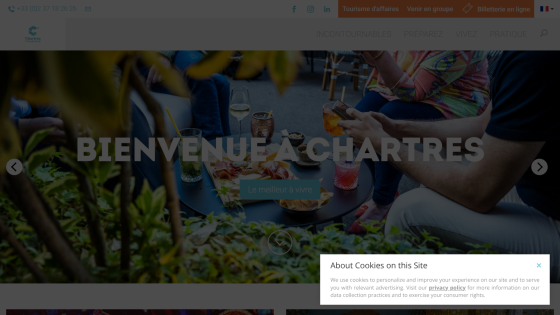 Welcome to Chartres tourism site with a social dining scene and navigation menu including Incontournables, Préparez, Vivez, Pratique