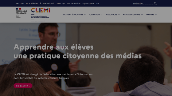 French education site CLEMI promoting media literacy with a teacher and students in a classroom