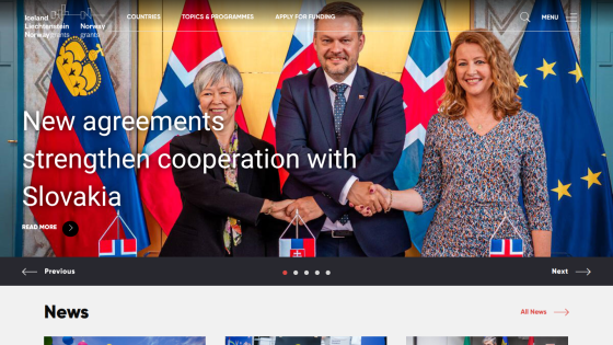 Homepage featuring leaders shaking hands with flags, announcing cooperation with Slovakia.