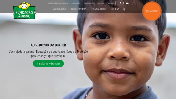 Fundação Abrinq homepage with a close-up of a child's face and a call to action to become a donor for quality education, health, and protection for children