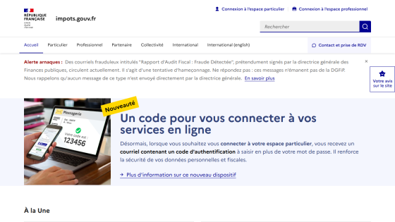 Homepage of a French government service site with a code for online access and a smartphone image.