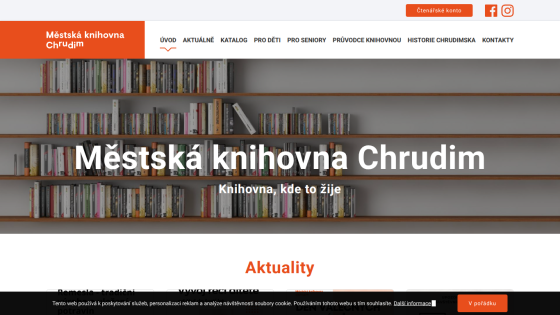 Homepage of Městská knihovna Chrudim library with navigation menu and bookshelf background