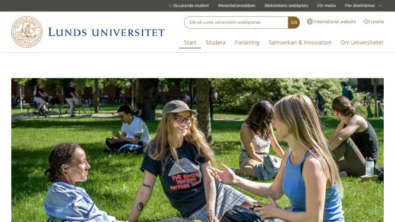 Lunds universitet homepage featuring students sitting on grass, engaging in conversation.