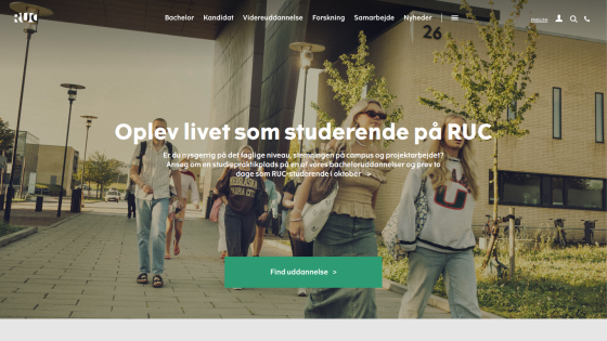 Homepage promoting student life at RUC with a group of students walking outside.