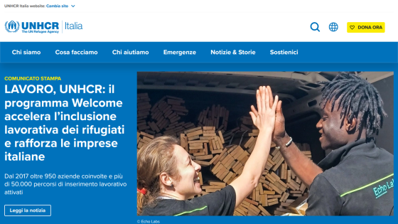 UNHCR Italia homepage with news on refugee work inclusion program and image of two people high-fiving