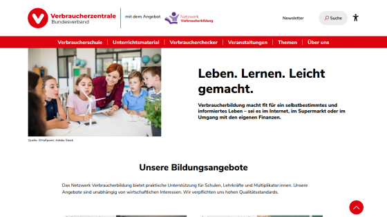 Website header with logo, navigation, and a hero section promoting educational services.