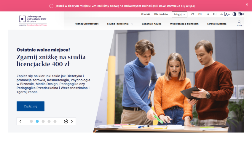 University website offering a 400 zł discount on bachelor's studies with a call to sign up and a photo of three students collaborating