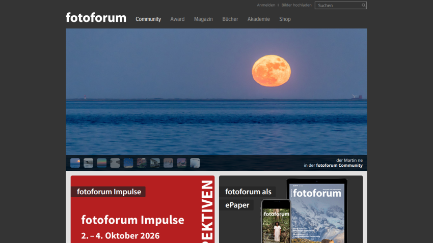 Homepage of fotoforum featuring a large moon over the ocean and navigation links.