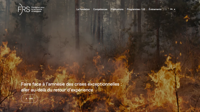 Homepage of Fondation pour la recherche stratégique with forest fire background and headline about facing exceptional crises