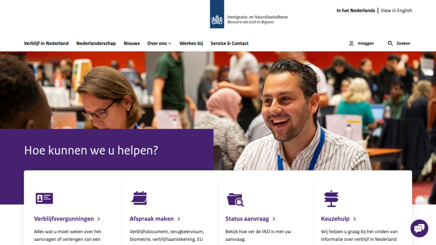 Homepage with a smiling man and options for assistance in Dutch.