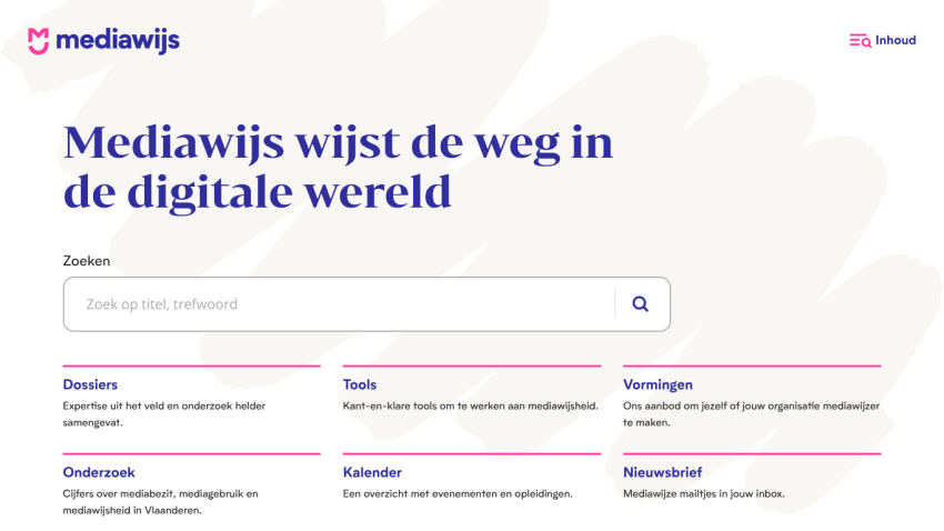 Mediawijs homepage with headline about guiding in the digital world, search bar, and sections for dossiers, tools, formations, research, calendar, and newsletter.