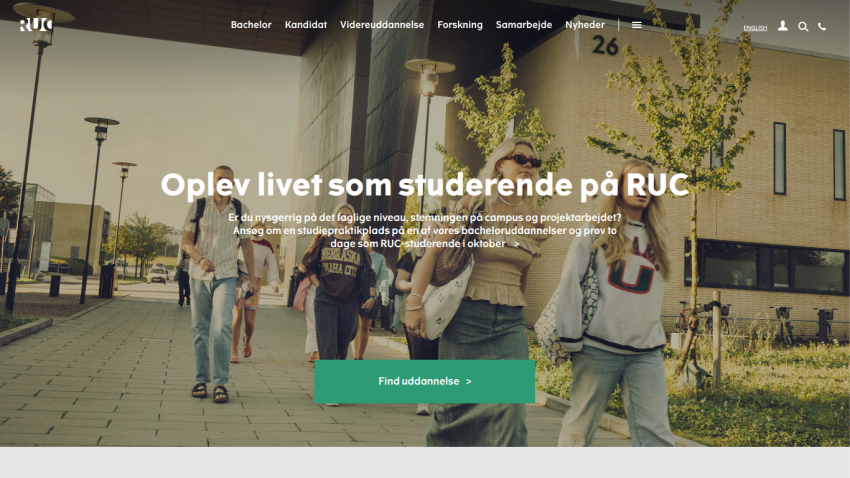 Homepage promoting student life at RUC with a group of students walking outside.