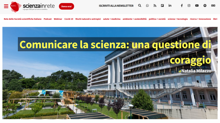Science communication article titled 'Comunicare la scienza: una questione di coraggio' with a large building and garden background