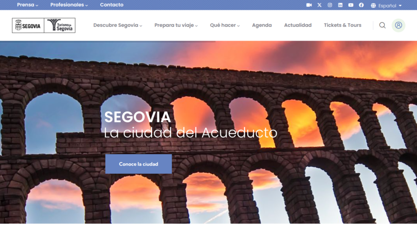 Tourism website for Segovia featuring the Aqueduct with navigation and a call-to-action button